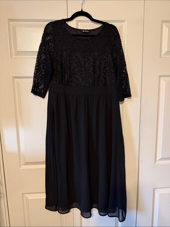 BloomChic Dresses & Skirts - BloomChic Black Lace Midi Dress with Three-Quarter Sleeves